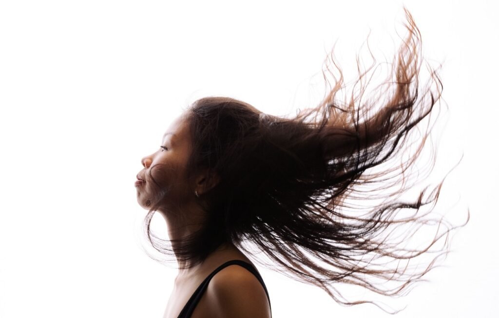 Les Secrets d’une Routine Capillaire Efficace pour des Cheveux Forts et Brillants